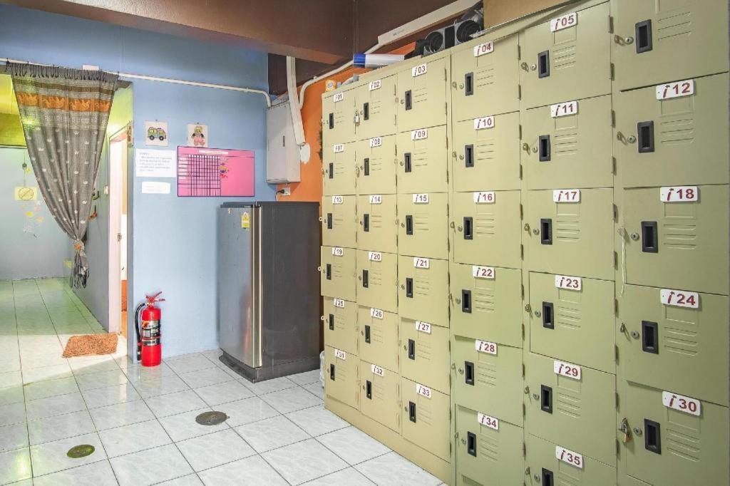 Oyo 586 I Hostel Phuket Kültér fotó