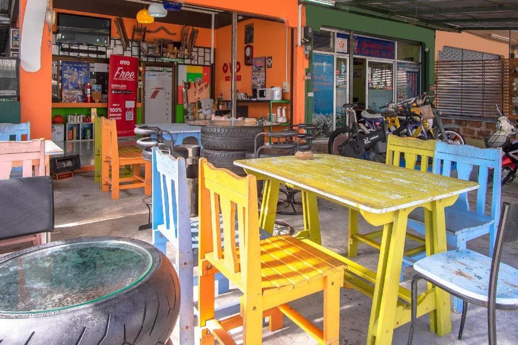 Oyo 586 I Hostel Phuket Kültér fotó
