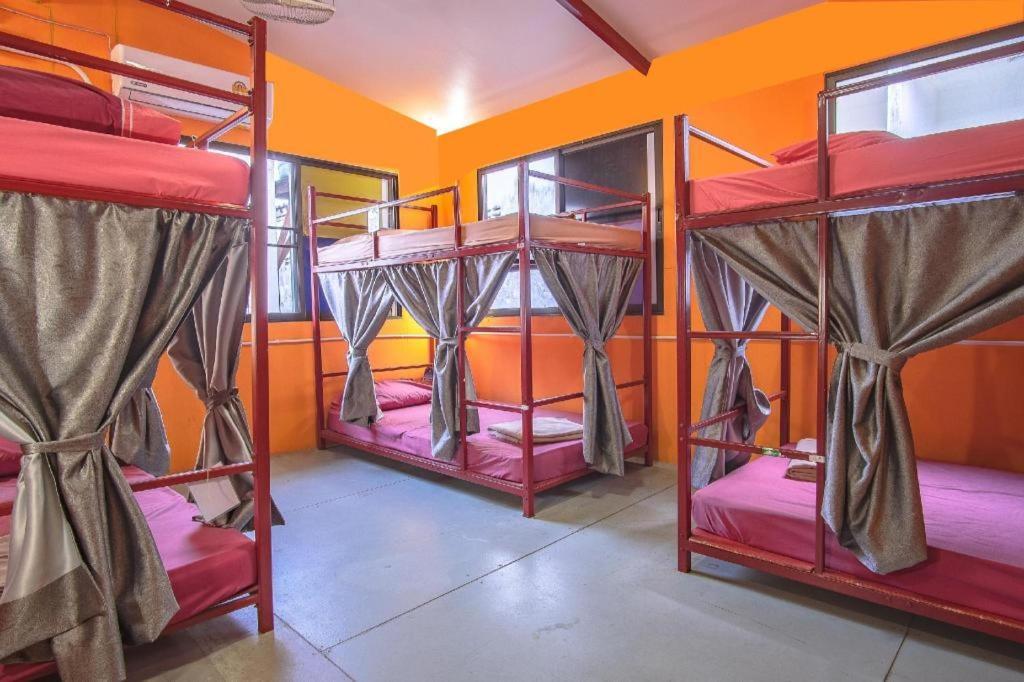 Oyo 586 I Hostel Phuket Kültér fotó