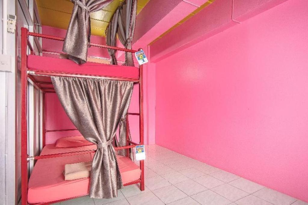 Oyo 586 I Hostel Phuket Kültér fotó