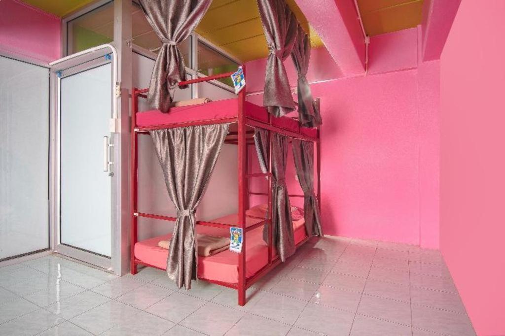 Oyo 586 I Hostel Phuket Kültér fotó