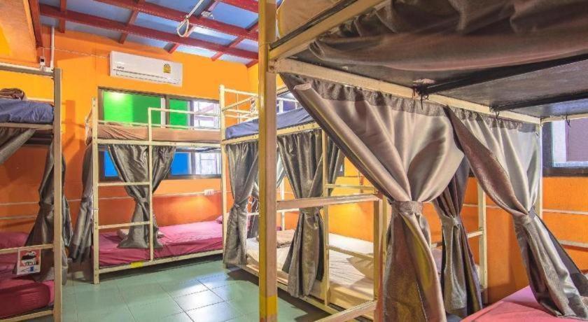 Oyo 586 I Hostel Phuket Kültér fotó