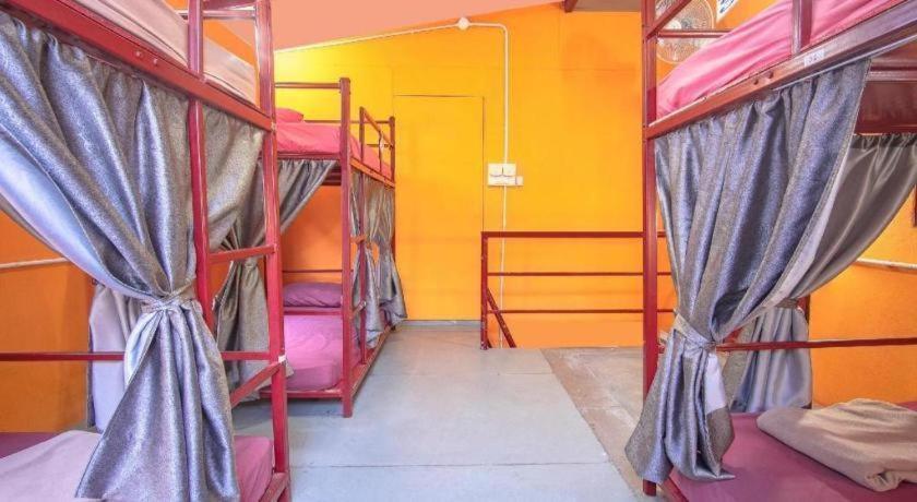 Oyo 586 I Hostel Phuket Kültér fotó