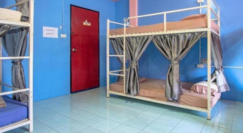 Oyo 586 I Hostel Phuket Kültér fotó