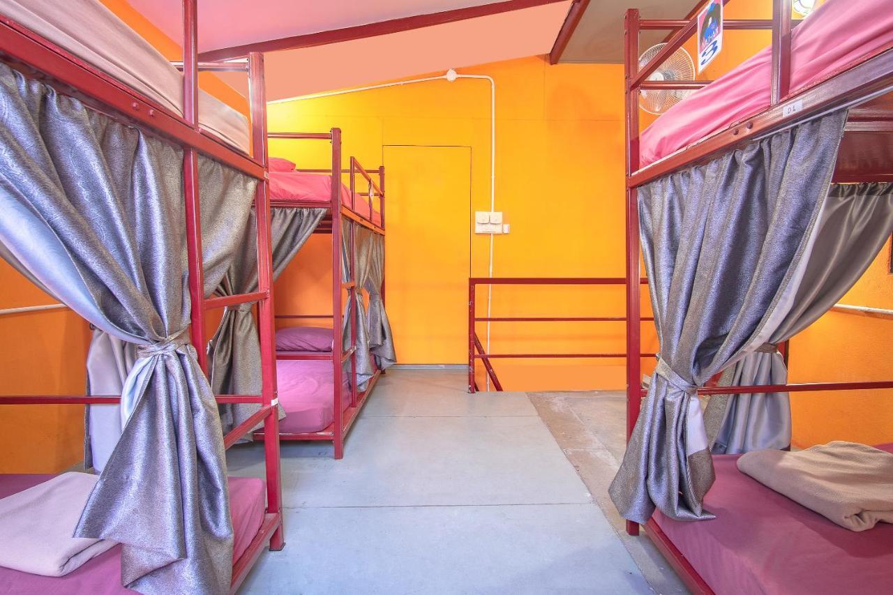 Oyo 586 I Hostel Phuket Kültér fotó